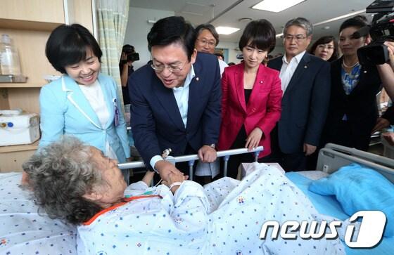 본문 이미지 - 국회 공공의료 정상화 국정조사 특별위원회 정우택 위원장과 여야 위원들이 5일 오전 서울 중랑구 신내동 서울의료원을 방문해 환자안심병동을 둘러보며 환자들을 위문하고 있다. 2013.7.5/뉴스1 © News1   오대일 기자