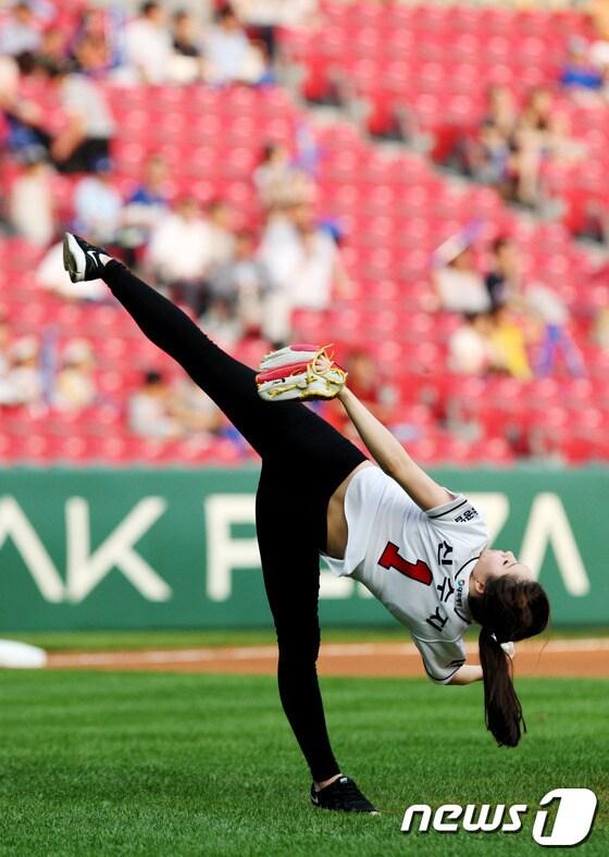 본문 이미지 - 리듬체조 전 국가대표 신수지가 7월5일 오후 서울 잠실야구장에서 두산 베어스와 삼성 라이온즈의 경기 전 시구를 하고 있다. &#40;두산베어스 제공&#41; 2013.7.5/뉴스1 © News1   