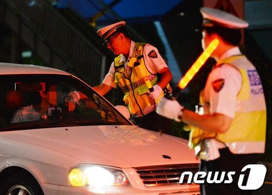 본문 이미지 - 본격적인 여름 휴가철을 맞아 음주운전 특별단속이 실시된 5일 저녁 서울 서대문구 무악재고개에서 경찰이 음주단속을 하고 있다. © News1 박철중 기자