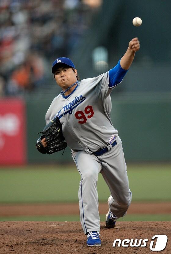 본문 이미지 - 내셔널리그 서부지구 선두 애리조나 다이아몬드백스를 상대로 시즌 8승에 도전하는 류현진.© AFP=News1 