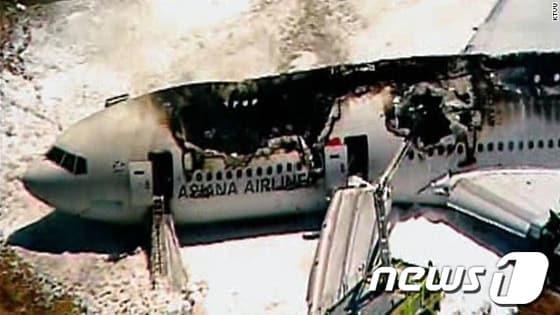 본문 이미지 - 6일&#40;현지시간&#41; 오전 미국 샌프란시스코 공항에서 아시아나항공 214편 B777-200 여객기가 착륙하다 활주로에 충돌하는 사고가 발생했다. 사진은 충돌한 여객기 잔해의 모습. 서울에서 출발한 이 사고기의 동체 대부분이 화재로 소실되고 날개와 꼬리 부분이 부러졌으나 승객 292명, 승무원 16명 등 탑승자 308명이 타고 있었던 것으로 알려졌다. &#40;KTVU 캡처&#41; 2013.7.7/뉴스1 © News1   