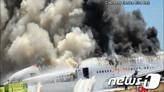 본문 이미지 - 6일&#40;현지시간&#41; 오전 미국 샌프란시스코 공항에서 아시아나항공 214편 B777-200 여객기가 착륙하다 활주로에 충돌하는 사고가 발생했다. 사진은 충돌한 여객기 잔해의 모습. 서울에서 출발한 이 사고기의 동체 대부분이 화재로 소실되고 날개와 꼬리 부분이 부러졌으나 승객 292명, 승무원 16명 등 탑승자 308명이 타고 있었던 것으로 알려졌다. &#40;KTVU 캡처&#41; 2013.7.7/뉴스1 © News1   