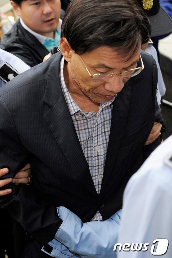 본문 이미지 - 김종신 전 한국수력원자력 사장이 7일 오전 부산지법 동부지원에서 영장실질심사을 받기 위해 출두하고 있다. 김 전 한수원 사장은 원전 관련 업체로부터 억대의 금품을 받은 혐의(뇌물수수)를 받고 있다. 2013.7.7/뉴스1 © News1 전혜원 기자