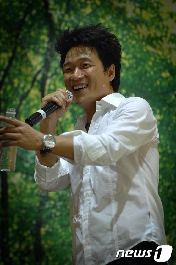 본문 이미지 - 가수 안치환의 공연 모습. (현대예술관 제공) ⓒ News1