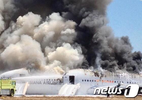 본문 이미지 - 6일&#40;현지시간&#41; 오전 미국 샌프란시스코 공항에서 아시아나항공 214편 B777-200 여객기가 착륙하다 활주로에 충돌하는 사고가 발생해 화재가 난 비행기에서 검은 연기를 내뿜고 있다. 서울에서 출발한 이 사고기의 동체 대부분이 화재로 소실되고 날개와 꼬리 부분이 부러졌으며 승객 292명, 승무원 16명 등 탑승자 308명이 타고 있었던 것으로 알려졌다. &#40;트위터 캡쳐&#41; 2013.7.7/뉴스1 © News1   윤선미 인턴기자