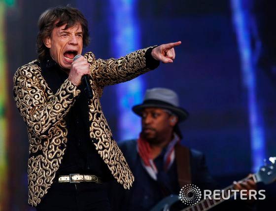 본문 이미지 - 영국 그룹 롤링스톤스의 믹 재거가 6일(현지시간) 영국 런던 하이드파크에서 열린 브리티시 서머타임 페스티벌 무대에서 열창하고 있다.  © 로이터=뉴스1 
