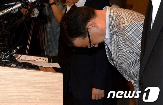 본문 이미지 - 윤영두 아시아나항공 사장이 7일 오후 서울 강서구 오쇠동 아시아나항공 본사에서 미국 샌프란시스코 공항에서 발생한 활주로 충돌 사고에 대한 긴급 브리핑에 앞서 고개 숙여 인사하고 있다. 이번 사고는 6일(현지시각) 오전 미국 샌프란시스코 공항에서 아시아나항공 214편 B777-200 여객기가 착륙하면서 발생했다. 한편 이날 오후 국토교통부 조사팀, 아시아나항공 사고대책반 30여 명, 외교부 서기관 1명, 피해자 가족 등이 사고 현장으로 급파됐다. 2013.7.7/뉴스1 © News1   박정호 기자