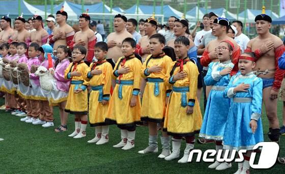 본문 이미지 - 지난해 7월7일 오후 서울 광진구 광장초등학교에서 열린 2013 제13회 몽골 나담축제를 찾은 재한몽골인들이 국민의례를 하고 있다. 2013.7.7/뉴스1 © News1   정회성 