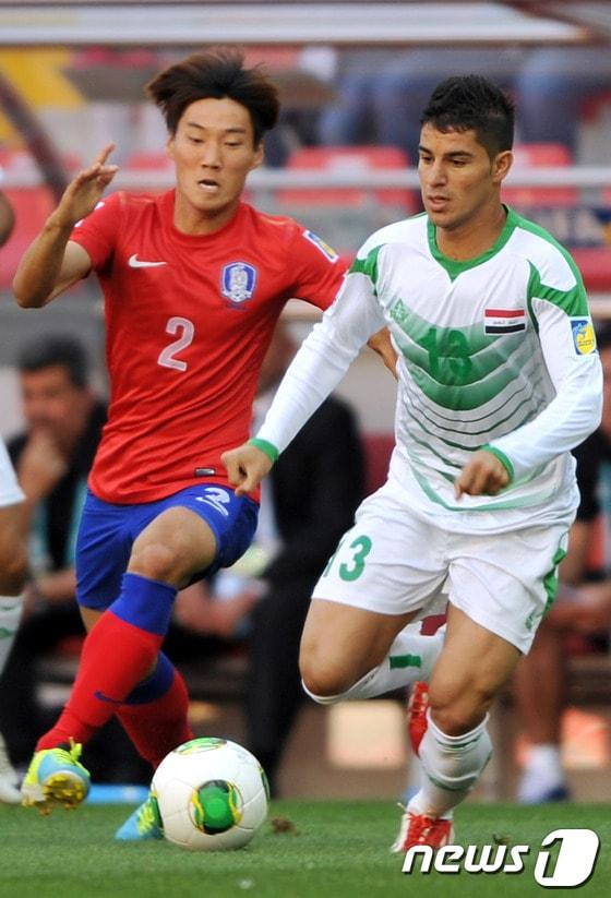 본문 이미지 - 한국 심상민이 8일&#40;한국시간&#41; 터키 카이세리의 카디르 하스 스타디움에서 열린 국제축구연맹&#40;FIFA&#41; 20세 이하&#40;U-20&#41; 월드컵 이라크와의 8강전에서 이라크 알리 콰심과 볼을 경합 중이다.© AFP=News1
