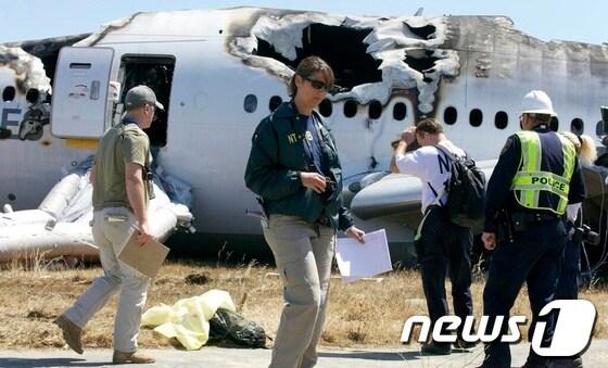 본문 이미지 - 미국 교통안전위원회(NTSB)는 지난 7월7일 샌프란시스코 국제공항에서 착륙 중 충돌사고를 일으킨 아시아나항공 OZ 214편 사고 여객기 관련 사진을 7월8일 공개했다. (미국교통안전위원회 제공) 2013.7.8/뉴스1 © News1   