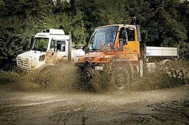 본문 이미지 - 2013 올해의 오프-로드 차량으로 선정된 벤츠의 유니목. © News1  