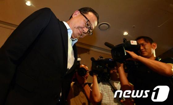 본문 이미지 - 아시아나 윤영두 사장이 8일 오후 서울시 강서구 아시아나항공 본사에 마련된 기자실에서 샌프란시스코에서 착륙 중 충돌사고를 일으킨 OZ 214편 여객기와 관련, 진행상황 브리핑을 마치고 기자실을 나오고 있다.2013.7.8/뉴스1 © News1   최영호 기자