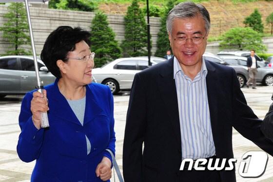 본문 이미지 - 정치자금법 위반 혐의를 받고 있는 한명숙 전 총리가 문재인 의원 등 민주당의원들과 8일 오후 항소심 4회 공판에 참석하기 위해 서울 서초구 서울고등법원에 들어서고 있다.2013.7.8/뉴스1 © News1 윤선미 인턴기자