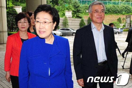 본문 이미지 - 정치자금법 위반 혐의를 받고 있는 한명숙 전 총리가 문재인 등 민주당 의원들과 8일 오후 항소심 4회 공판에 참석하기 위해 서울 서초구 서울고등법원에 들어서고 있다. © News1 윤선미 인턴기자