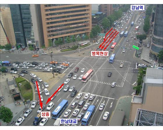 본문 이미지 - 신사역사거리 교통정체 현황.(서울지방경찰청 제공) © News1 