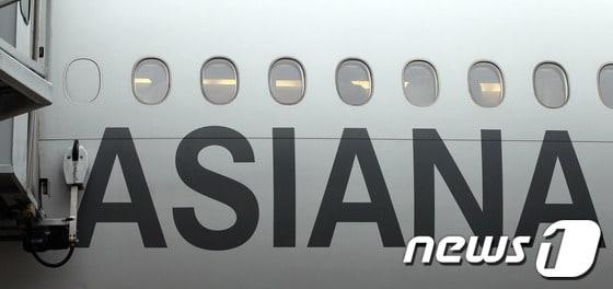 본문 이미지 - 미국 샌프란시스코 국제공항에서 착륙사고를 일으킨 아시아나기의 탑승객 11명이 8일 오후 인천국제공항을 통해 귀국하고 있다. 2013.7.8/뉴스1 © News1   박정호 기자