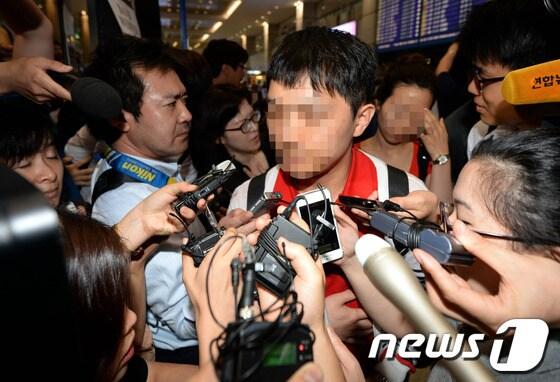 본문 이미지 - 아시아나항공 사고 여객기 탑승객 중 한국 승객 11명이 8일 오후 인천국제공항을 통해 귀국하고 했다. 출국장으로 나온 탑승객이 취재진의 질문공세를 받고 있다. © News1 박정호 기자