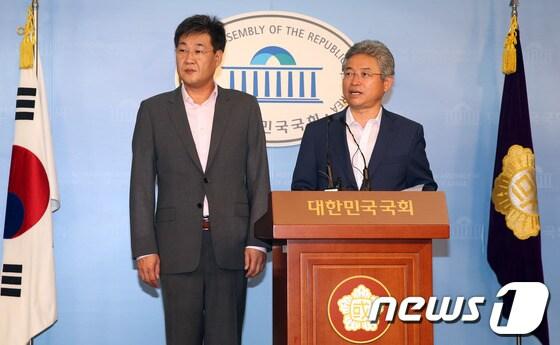 본문 이미지 - 새누리당 정문헌, 이철우 의원이 9일 오전 서울 여의도 국회 정론관에서 국가정보원의 댓글 의혹사건 국정조사 특별위원회 위원직 사퇴 기자회견을 하고 있다. 두 의원은 기자회견에서 