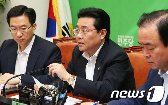 본문 이미지 - 민주당 전병헌 원내대표가 9일 서울 여의도 국회에서 열린 원내대책회의에서 모두발언을 하고 있다.   2013.7.9/뉴스1 © News1 오대일 기자