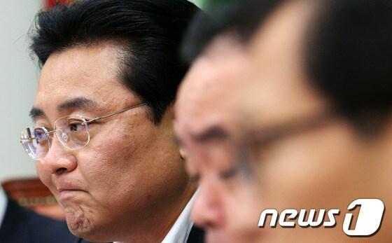 본문 이미지 - 민주당 전병헌 원내대표가 9일 오전 서울 여의도 국회에서 열린 원내대책회의에서 얼굴을 찡그리며 생각에 잠겨 있다. 전 원내대표는 이 자리에서 