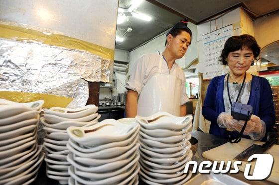 본문 이미지 - 9일 오후 한 소비자식품위생감시원이 서울 용산구의 한 식당에서 사용하는 칼에 대해 ATP&#40;미생물&#41; 검사를 하고 있다. 이번 점검은 여름철 식중독 예방 및 원산지 표시제 조기정착을 위해 ‘냉면 및 한우고기 취급 음식점’ 200여 개소를 대상으로 위생 및 원산지표시 점검을 진행한다. 2013.7.9/뉴스1 © News1   양태훈 인턴기자