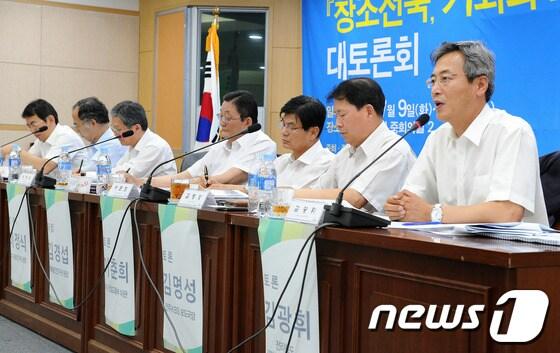 본문 이미지 - 전북발전연구원 주최로 '창조전북, 기회와 도전' 대토론회가 열린 9일 오전 전북도청 중회의실에서 각 분야별 전문가들이 '전북지역 여건 변화에 부응한 권역별 특화발전 전략'에 대한 토론을 하고 있다.2013.07.09/뉴스1 © News1   김대웅 기자