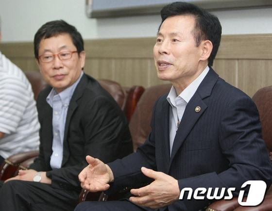 본문 이미지 - 박종길 문화체육관광부 제2차관(오른쪽). (문화체육관광부 제공) /뉴스1 © News1
