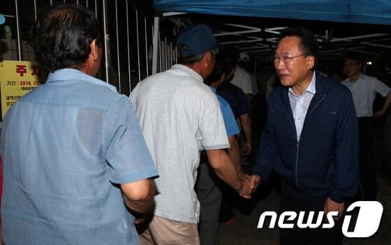 본문 이미지 - 방하남 고용노동부 장관이 서울 양천구 신정네거리 건설근로자 종합지원 이동센터를 방문해 근로자들과 인사하고 있다. © News1 허경 기자