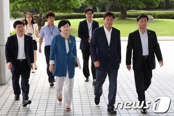 본문 이미지 - 민주당 법사위 소속 박범계, 서영교, 이춘석, 전해철 의원&#40;앞줄 왼쪽부터&#41;이 남북정상회담 회의록 실종 관련 수사 중단을 요구하기 위해 지난 1일 대검찰청으로 들어서고 있다. /뉴스1 © News1 한재호 기자