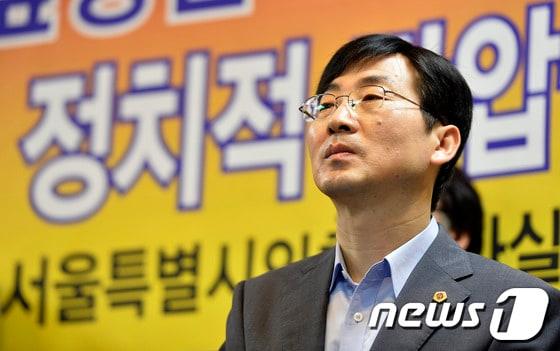 본문 이미지 - 국제중 비리를 파헤친 김형태 서울시교육의원이 8월 1일 오전 서울특별시의시회 기자실에서 열린 국제중학교 지정취소 일반중 전환 촉구 기자회견에 참석해 생각에 잠겨있다. 이날 기자회견에서 전국교육자치포럼 소속 전현직 시도교육의원들과 시민단체 회원들은 김 교육의원의 정치적 탄압 중단과 국제중 지정 취소 드을 촉구했다. 2013.8.1/뉴스1  © News1   최영호 기자