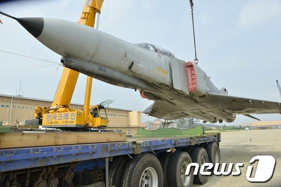본문 이미지 - 지난 2013년 8월1일 공군 제17전투비행단의 F-4E '팬텀' 전투기가 마지막 비행임무를 마치고 트레일러에 실려 옮겨지고 있다. (공군 제공) 2013.8.1/뉴스1
