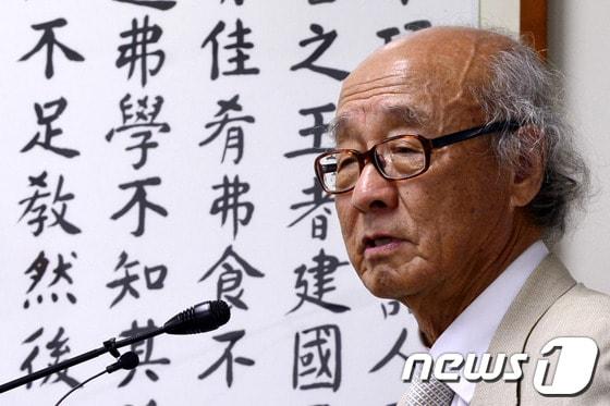 본문 이미지 - 고(故) 박한식 미국 조지아대 명예교수가 2013년 1일 서울 광진구 건국대학교 인문학관에서 '정전 60주년, 한반도의 미래'를 주제로 강연하던 모습. /뉴스1