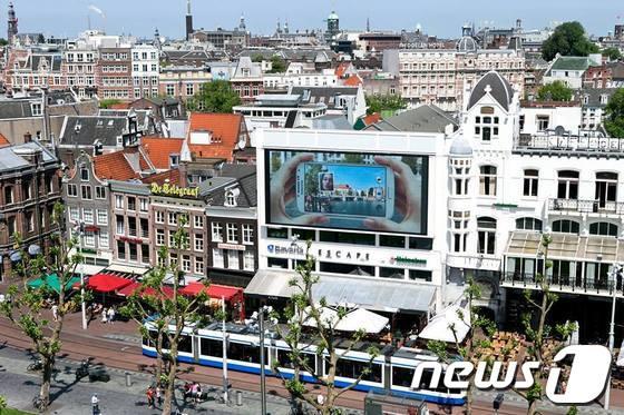 본문 이미지 - 네덜란드 암스테르담의 렘브란트광장에 설치된 갤럭시S4 옥외광고판. 삼성전자는 전세계 주요 6개 도시에서 갤럭시S4를 알리는 프로젝트를 진행 중이다.(삼성전자 제공)© News1  