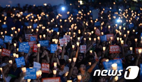 본문 이미지 - 10일 오후 서울광장에서 열린 '국정원 정치개입 규탄 제6차 범국민 촛불대회'에서 참석자들이 촛불을 들고 투쟁구호를 외치고 있다. 2013.8.10/뉴스1 © News1   양동욱 기자