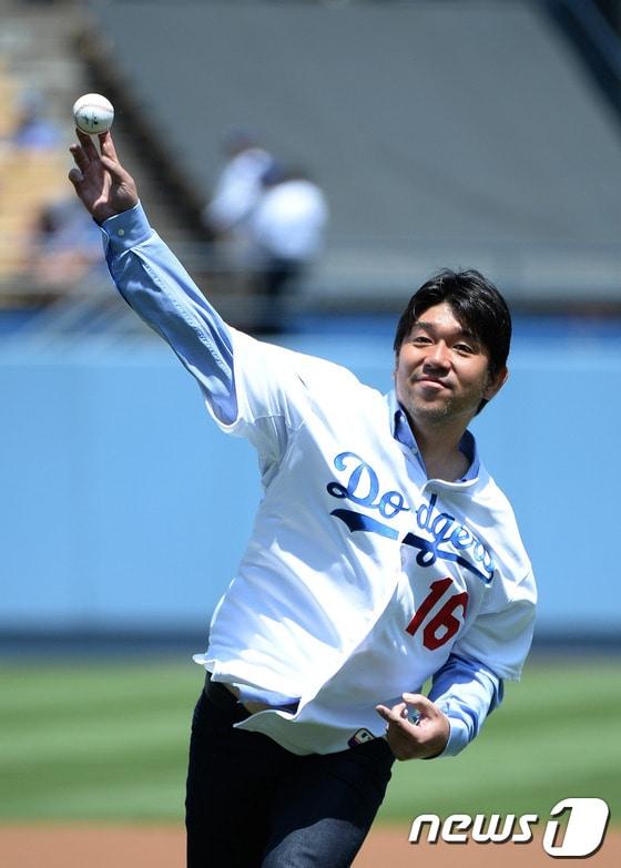 본문 이미지 - 11(한국시간) LA 다저스 출신 노모 히데오(45)가 '노모 버블헤드의 날'을 맞아 다저스와 탬파베이 레이스와의 경기에 앞서 시구자로 나섰다. © AFP=뉴스1  