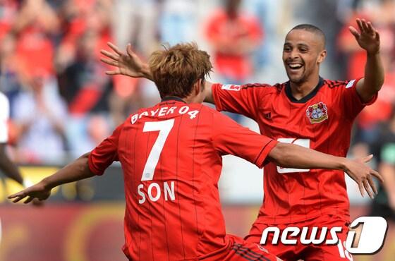 본문 이미지 - 바이엘 레버쿠젠의 손흥민&#40;왼쪽&#41;과 시드니 샘이 10일&#40;현지시간&#41; 열린 &#39;2013~2014&#39; 분데스리가  1라운드 SC 프라이부르크와의 홈경기에서 골을 넣은 후 환호하고 있다. © AFP=News1