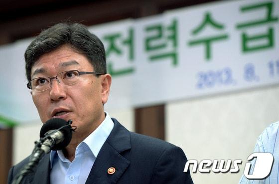 본문 이미지 - 윤상직 산업통상자원부 장관과 전용갑 한국수력원자력 부사장 등이 11일 오후 서울 강남구 삼성동 한국전력 본사에서 전력수급 관련 대국민 담화를 발표하고 있다. 윤 장관은 