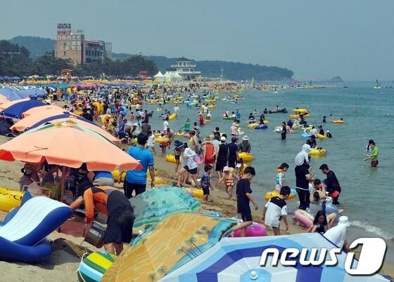 본문 이미지 - 울산지역에 연일 기록적인 폭염이 이어지고 있는 가운데 11일 울주군 진하해수욕장이 물놀이를 즐기려는 피서객들로 북새통을 이루고 있다. 2013.8.11/뉴스1   © News1   노화정  기자