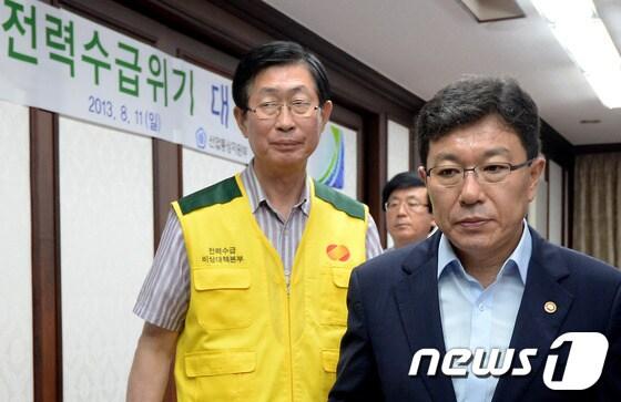 본문 이미지 - 윤상직 산업통상자원부 장관이 지난 11일 오후 서울 강남구 삼성동 한국전력 본사에서 전력수급 관련 대국민 담화 발표를 마친 뒤 회견장을 나서고 있다.  2013.8.11/뉴스1 © News1   박정호 기자