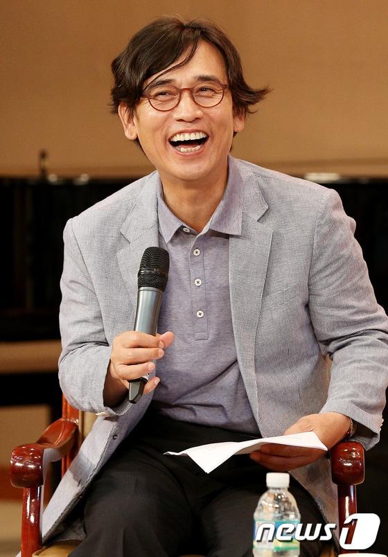 본문 이미지 -  유시민 전 보건복지부 장관이 2013년 진보정의당 주최의 한 대담을 진행하며 웃음짓고 있다..ⓒ뉴스1