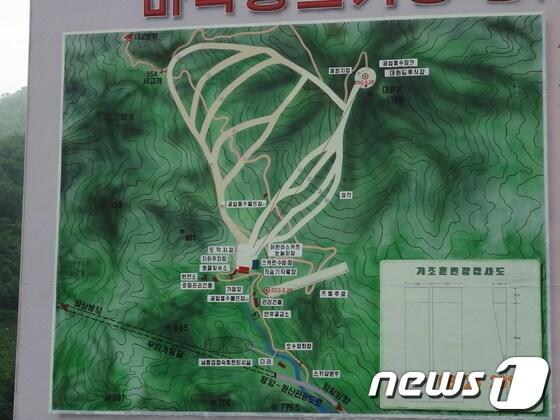 본문 이미지 - 지난달 평양과 원산, 금강산 지역을 방문한 박상권 평화자동차 사장을 통해 최근 북한의 모습이 공개 됐다. 마식령 스키장 총계획도가 공사현장 앞에 세워져 있다. 2013.08.11/뉴스1 © News1 