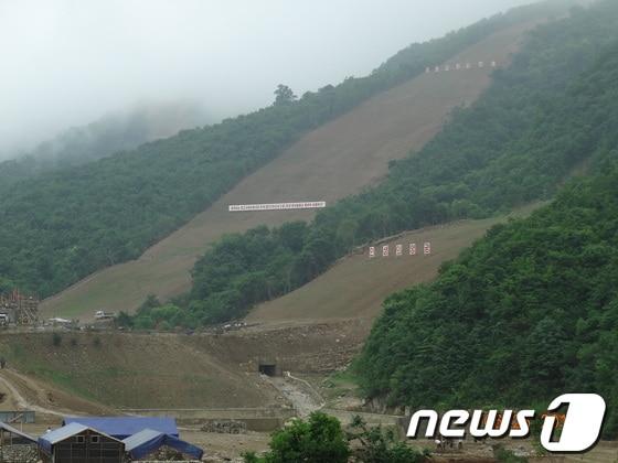 본문 이미지 - 지난달 평양과 원산, 금강산 지역을 방문한 박상권 평화자동차 사장을 통해 최근 북한의 모습이 공개 됐다. 사진은 마식령 스키장. 2013.08.11/뉴스1 © News1 