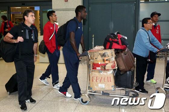 본문 이미지 - 페루 국가대표 축구팀이 오는 14일 수원월드컵경기장에서 열리는 &#39;하나은행 초청 축구국가대표팀 친선경기&#39;를 위해 11일 오후 인천국제공항을 통해 입국하고 있다. 2013.8.11 머니투데이/뉴스1 © News1   