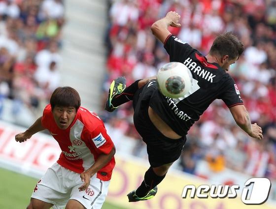 본문 이미지 - 박주호&#40;26·마인츠&#41; 11일&#40;현지시간&#41; 독일 마인츠 코파스 아레나에서 열린 2013-2014 분데스리가 1라운드 슈투트가르트와의 홈경기에 상대 선수와 볼 경합을 펼치고 있다.© AFP=News1  