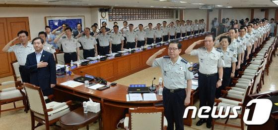 본문 이미지 - 유정복 안전행정부 장관과 이성한 경찰청장을 비롯한 경찰지휘관들. 4대 사회악 근절을 비롯해 그동안 펼쳐온 치안활동을 전반적으로 되짚어 보기 위해 모였다. /뉴스1 © News1 박지혜 기자
