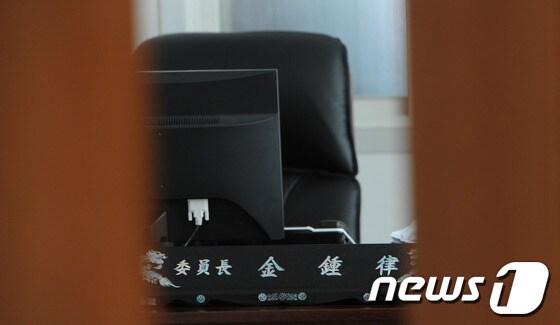 본문 이미지 - 12일 투신한 것으로 추정되는 김종률 민주당 전 의원 사무실 모습. © News1 김용빈 기자