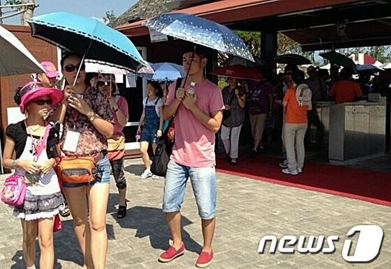 본문 이미지 - 크루즈를 이용 순천정원박람회장 찾은 중국 관광객. 사진=순천시© News1 서순규 기자