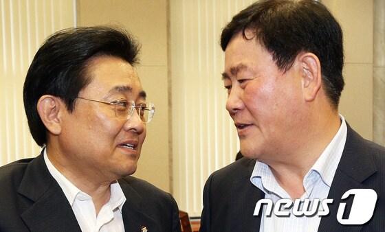 본문 이미지 - 지난 12일 오후 서울 여의도 국회에서 열린 운영위원회 전체회의에서 최경환 위원장과 민주당 전병헌 원내대표가 국정원 국정조사 특위 활동기간 연장안 처리를 위한 '원포인트' 본회의 개최를 의결한 뒤 대화를 나누고 있다. 2013.8.12/뉴스1 © News1   오대일 기자