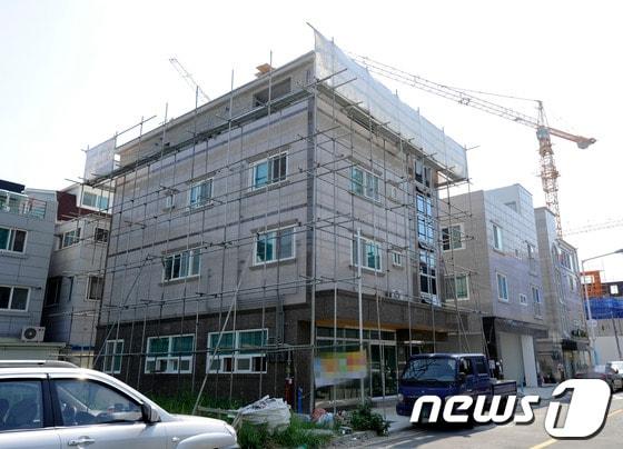 본문 이미지 - 부산 강서구 명지오션타워 행복마을에는 3층 이하로 건축이 규제돼 있지만 마을 전체의 절반 이상인 4층으로 된 불법 건축물이다. © News1 전혜원 기자