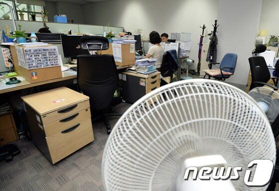 본문 이미지 - 선풍기가 돌아가고 있는 사무실. /뉴스1